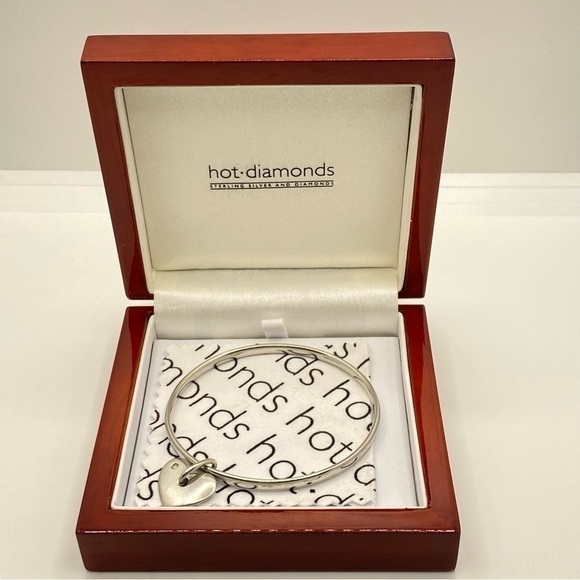 HOT Diamonds Silver Sterling And Diamonds Heart Charm Bangle Bracelet With Box - Picture 9 of 12
